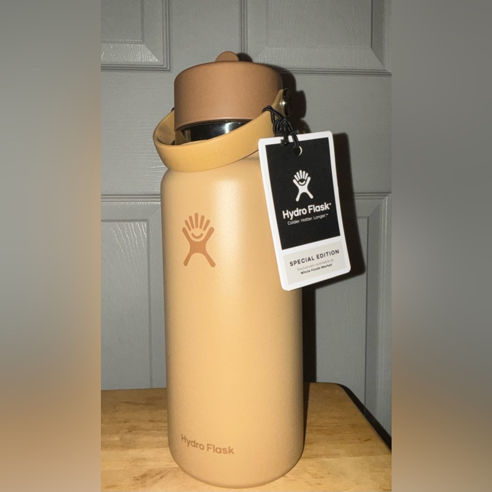 WHOLE FOODS 32 OZ WIDE FLEX STRAW CAP
WALNUT / 320Z (946mL)